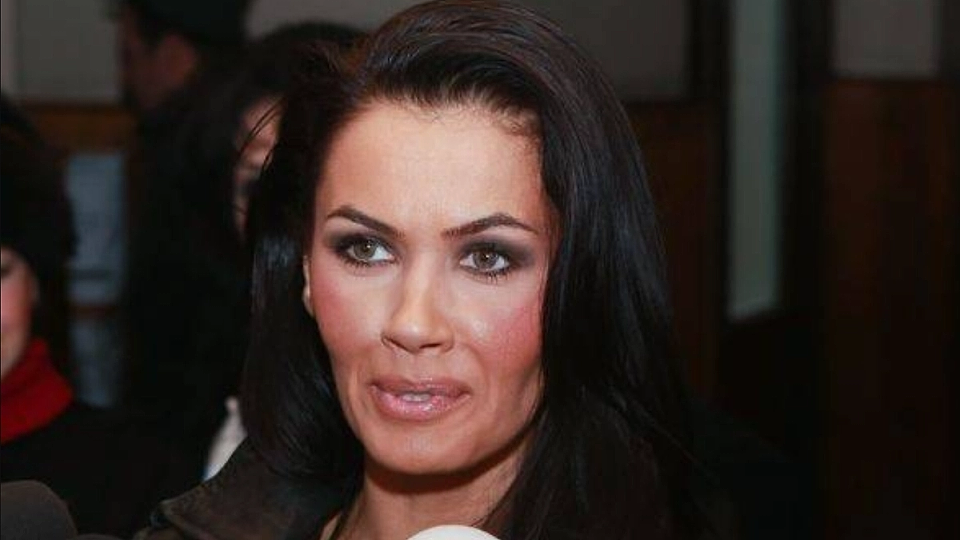 Preafrumoasa Oana Zăvoranu, diva care la 50 de ani arată ca Elizabeth Taylor la 21, s-a îmbogățit din nou grație inteligenței