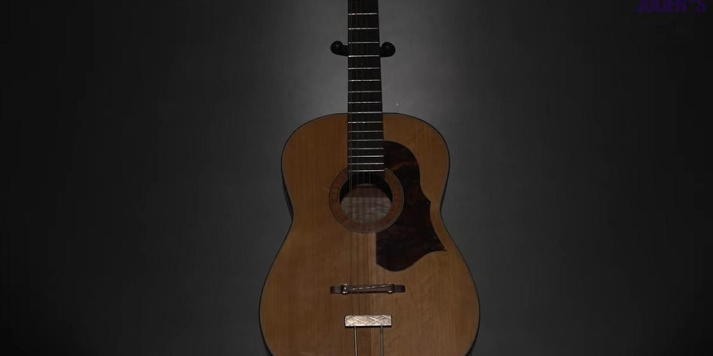 O chitară considerată pierdută a lui John Lennon a stabilit un record la licitaţie