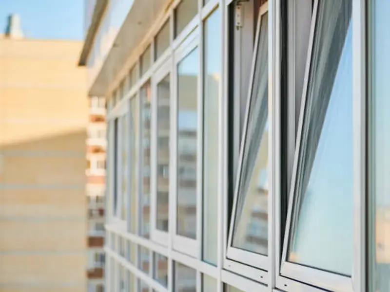 Soluții inedite dar eficiente de închidere a balconului de bloc