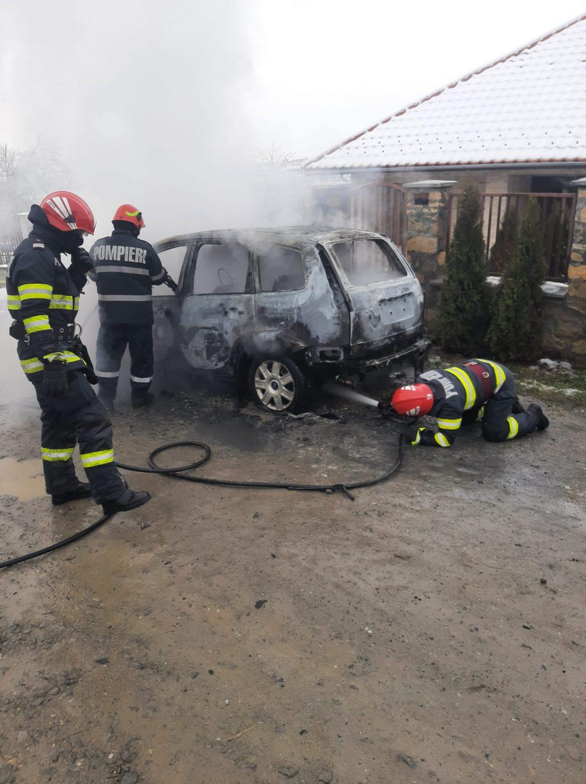 Mașină cuprinsă de flăcări în ce mergea pe o stradă din Cluj