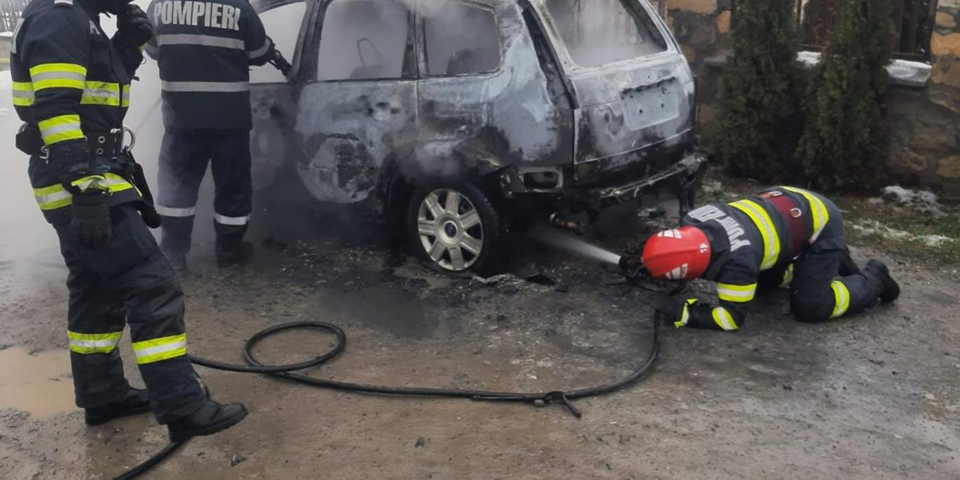 Mașină cuprinsă de flăcări în ce mergea pe o stradă din Cluj