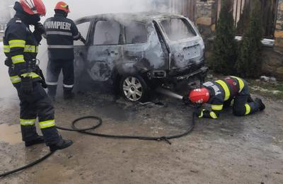 Mașină cuprinsă de flăcări în ce mergea pe o stradă din Cluj