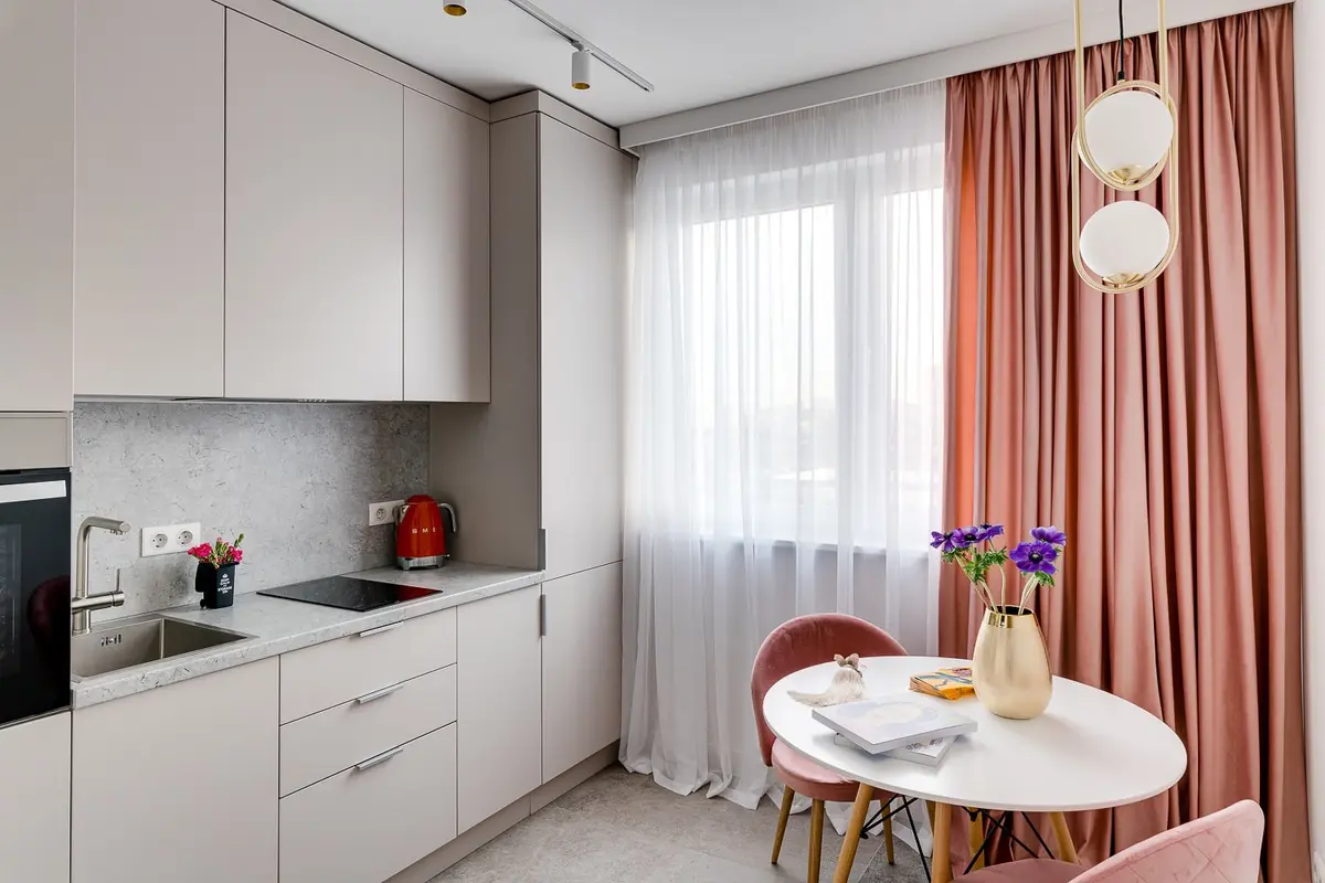 Amenajare moderna apartament de 2 camere Accente de auriu si roz prafuit