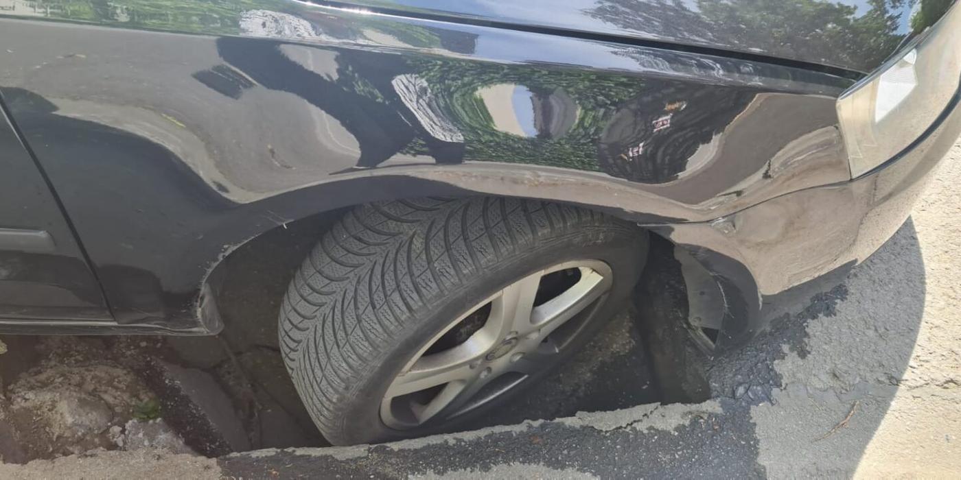 Incident neplăcut în Sectorul 5 al Capitalei. Asfaltul s-a surpat sub greutatea unui autoturism