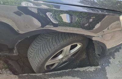 Incident neplăcut în Sectorul 5 al Capitalei. Asfaltul s-a surpat sub greutatea unui autoturism