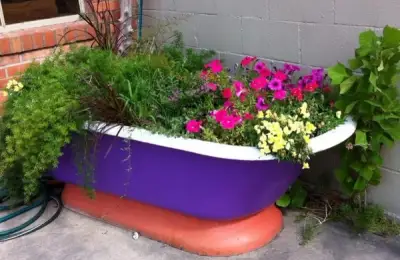 Utilizarea materialelor reciclate în decorarea grădinii: Idei creative pentru a reutiliza obiecte vechi sau materiale reciclabile în scopul înfrumusețării spațiului exterior.