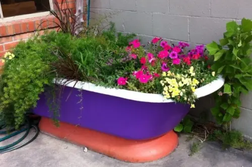 Utilizarea materialelor reciclate în decorarea grădinii: Idei creative pentru a reutiliza obiecte vechi sau materiale reciclabile în scopul înfrumusețării spațiului exterior.