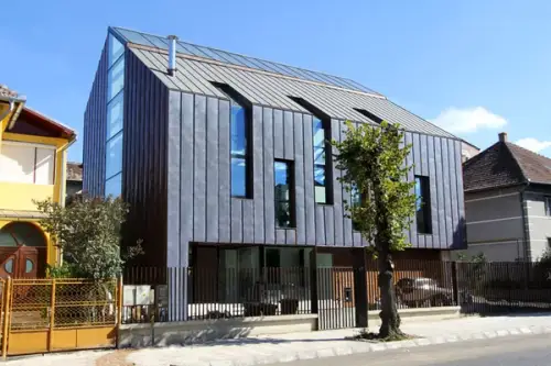 Casa din Sibiu construita in stil minimalist cu aspect gotic