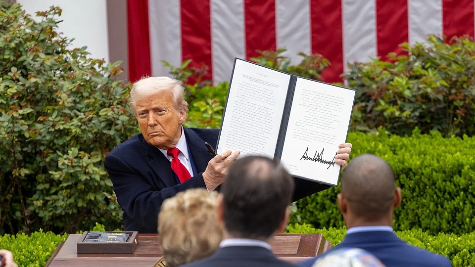 Un tribunal comercial american a decis că Trump și-a depășit atribuțiile impunând taxe vamale. „Ordinele tarifare și cele de represalii depășesc orice autoritate acordată președintelui”, spun judecătorii