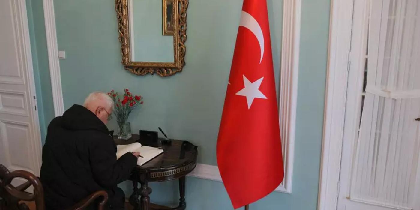 Ambasada Turciei la București a deschis o carte de condoleanțe pentru victimele cutremurului
