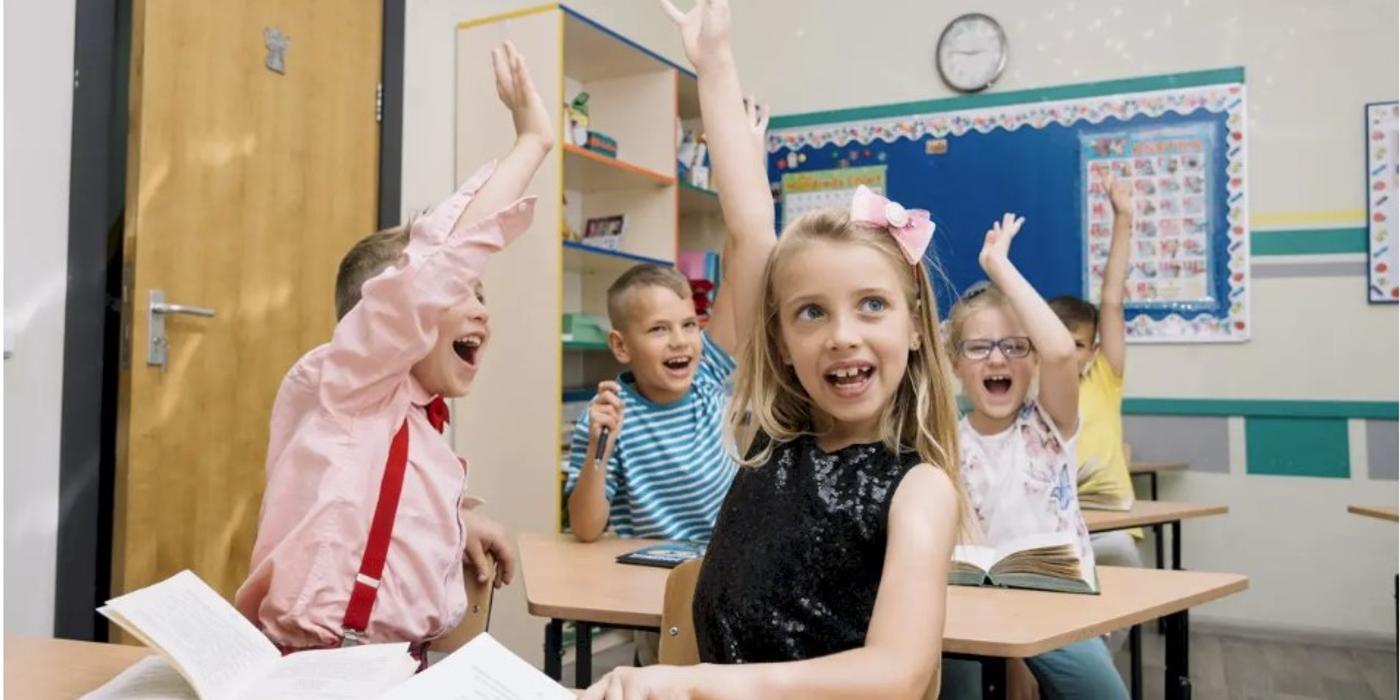 Primarul Daniel Băluță a semnat miercuri, 26 iulie, un contract de finanțare pentru dotarea școlilor din Sectorul 4 cu echipamente digitale moderne și mobilier nou