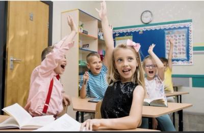 Primarul Daniel Băluță a semnat miercuri, 26 iulie, un contract de finanțare pentru dotarea școlilor din Sectorul 4 cu echipamente digitale moderne și mobilier nou