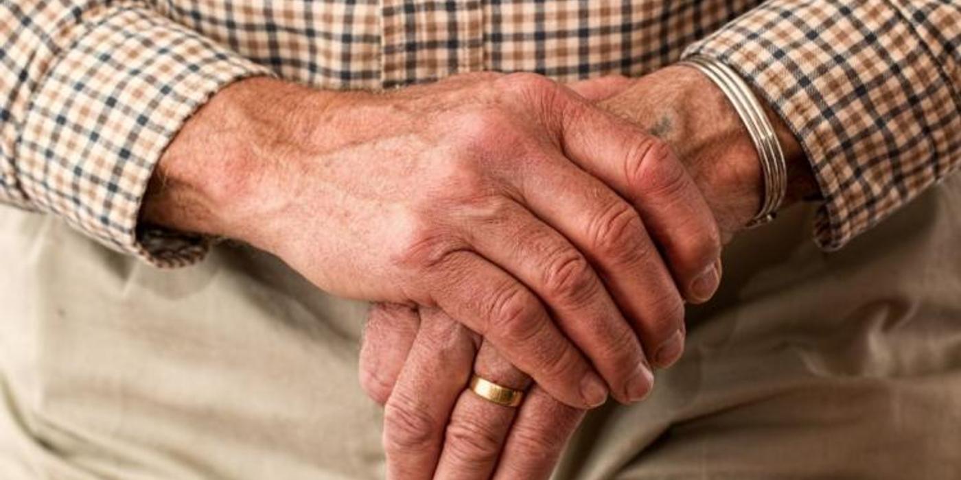 Un bărbat de 72 de ani a fost jefuit la Cluj de doi indivizi de 34 și 19 ani