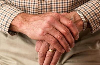 Un bărbat de 72 de ani a fost jefuit la Cluj de doi indivizi de 34 și 19 ani