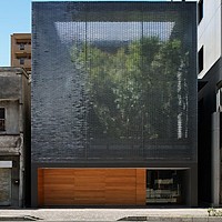 Casa de Sticlă: Oază de lumină și intimitate – Arhitectura inovatoare cu cărămizi de sticlă