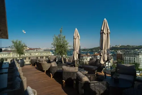 Barul The Bank Roof din Istanbul, povestea sa