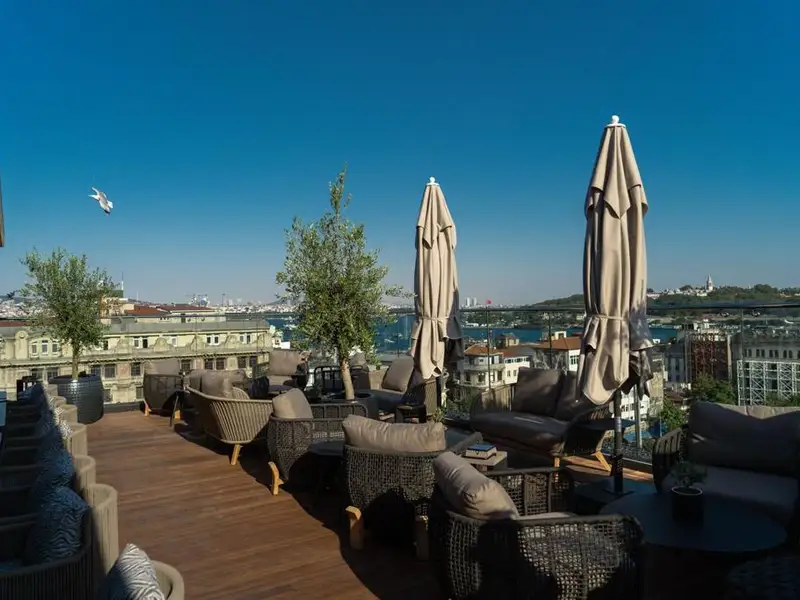 Barul The Bank Roof din Istanbul, povestea sa