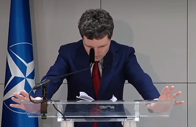 VIDEO | Nicușor Dan a avut un alt blocaj mental: Președintele s-a pierdut la o întrebare simplă, a pus capul în pământ și a început să gesticuleze bizar din mâini. După secunde bune a reușit să articuleze câteva cuvinte