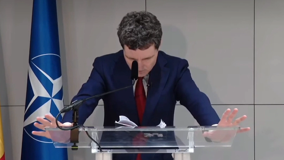 VIDEO | Nicușor Dan a avut un alt blocaj mental: Președintele s-a pierdut la o întrebare simplă, a pus capul în pământ și a început să gesticuleze bizar din mâini. După secunde bune a reușit să articuleze câteva cuvinte
