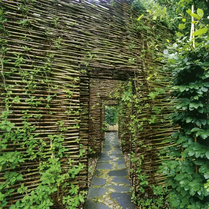 Gard din nuiele – solutii naturale pentru imprejmuirea curtii