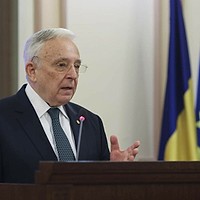 BNR: Capitalul fuge din România. Isărescu confirmă criza