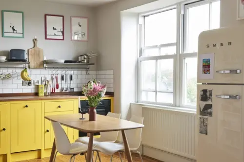 Bucatarie cu detaliu galben intr-un apartament londonez