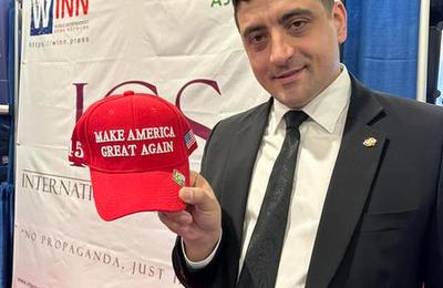 George Simion anunță din SUA candidatura la președinție. Ce teorii ale conspirației a lansat?