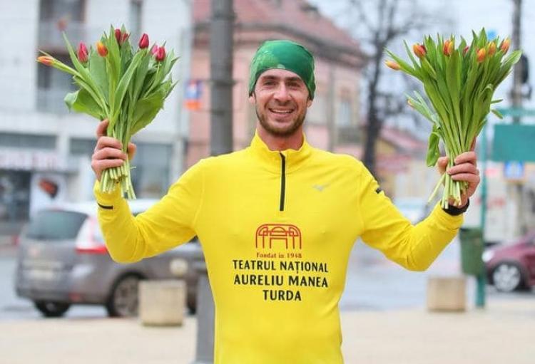 De 8 martie, actorul Vali V. Popescu a alergat de la Cluj-Napoca la Turda, oferind pe traseu flori femeilor