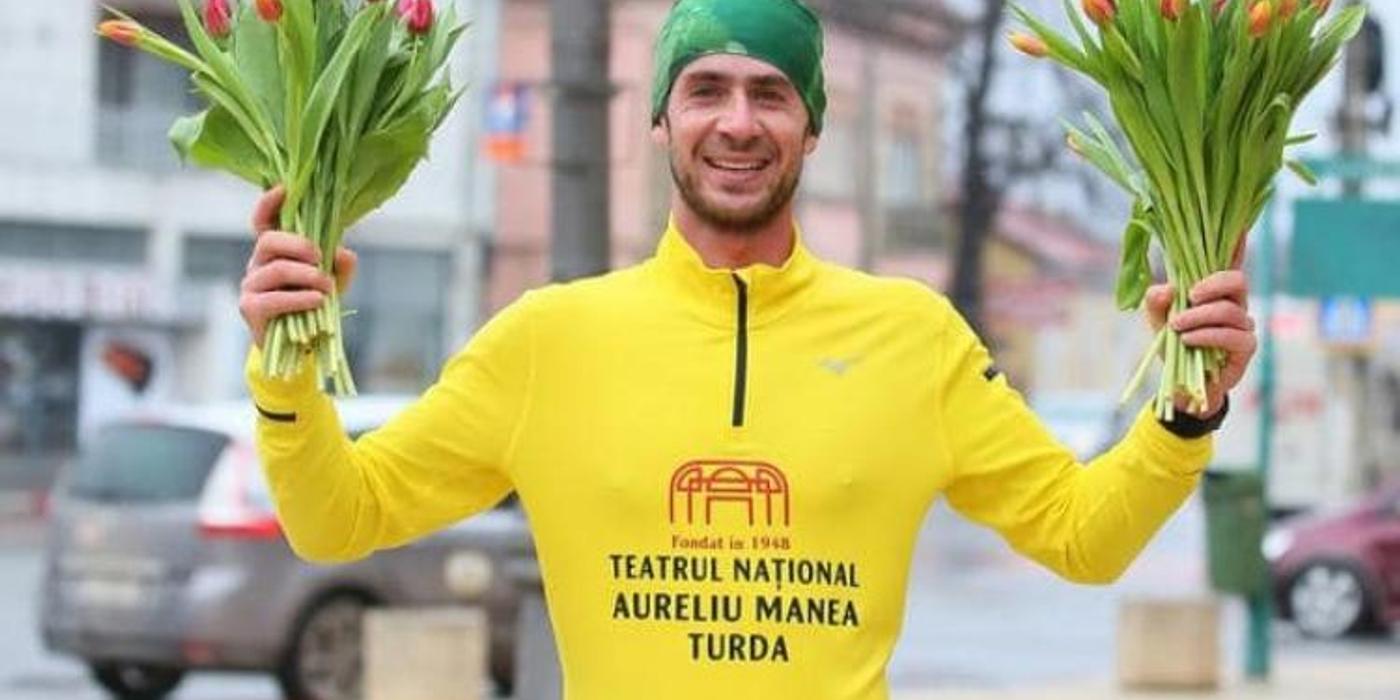 De 8 martie, actorul Vali V. Popescu a alergat de la Cluj-Napoca la Turda, oferind pe traseu flori femeilor
