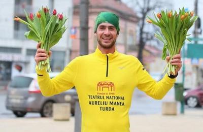 De 8 martie, actorul Vali V. Popescu a alergat de la Cluj-Napoca la Turda, oferind pe traseu flori femeilor