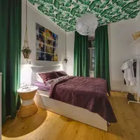 Tavan cu tapet si accente de verde o amenajare originala in 42 mp