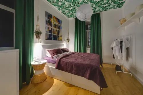 Tavan cu tapet si accente de verde o amenajare originala in 42 mp