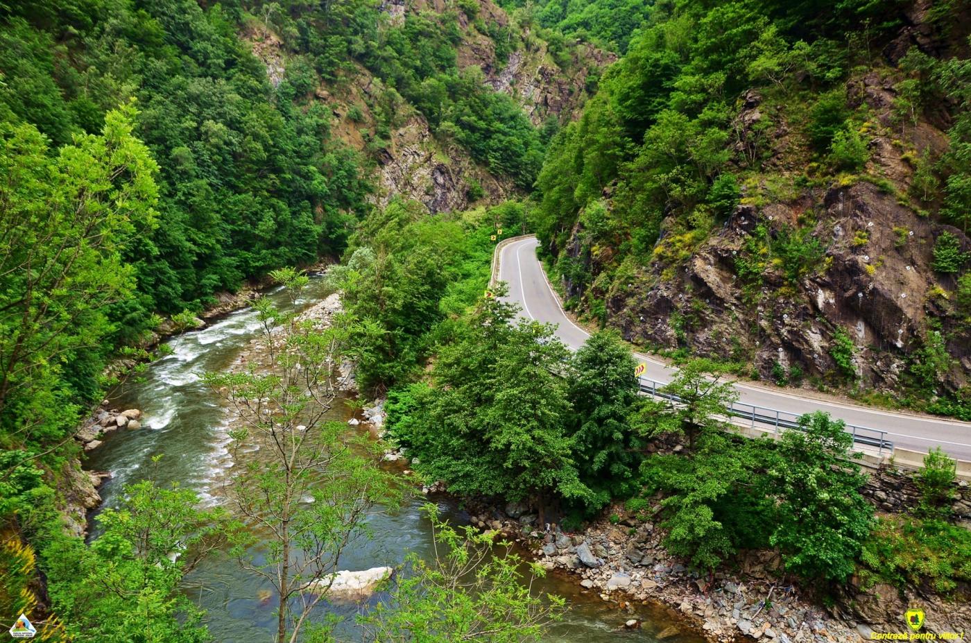 Căderi de pietre în Defileul Jiului / Traficul pe DN 66, în zona Bumbeşti Jiu, oprit