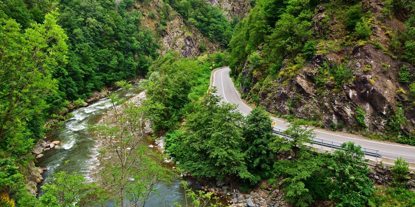 Căderi de pietre în Defileul Jiului / Traficul pe DN 66, în zona Bumbeşti Jiu, oprit