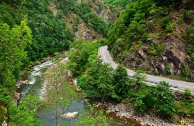 Căderi de pietre în Defileul Jiului / Traficul pe DN 66, în zona Bumbeşti Jiu, oprit