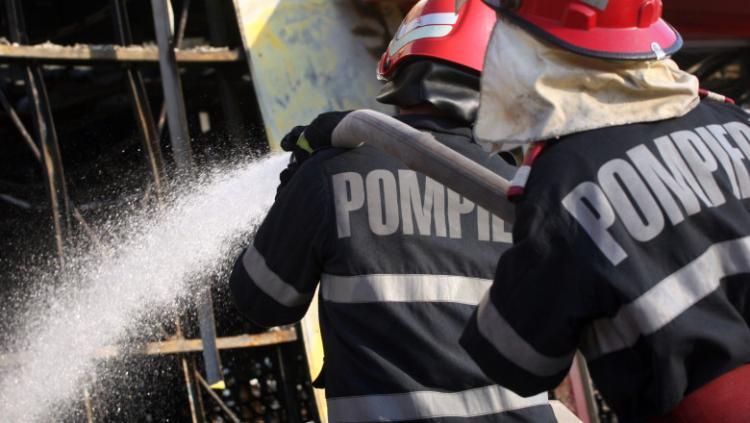 Flăcările au cuprins în această dimineață mai multe materiale depozitate într-un depozit din municipiul Turda