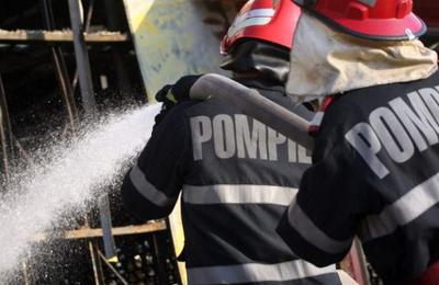 Flăcările au cuprins în această dimineață mai multe materiale depozitate într-un depozit din municipiul Turda