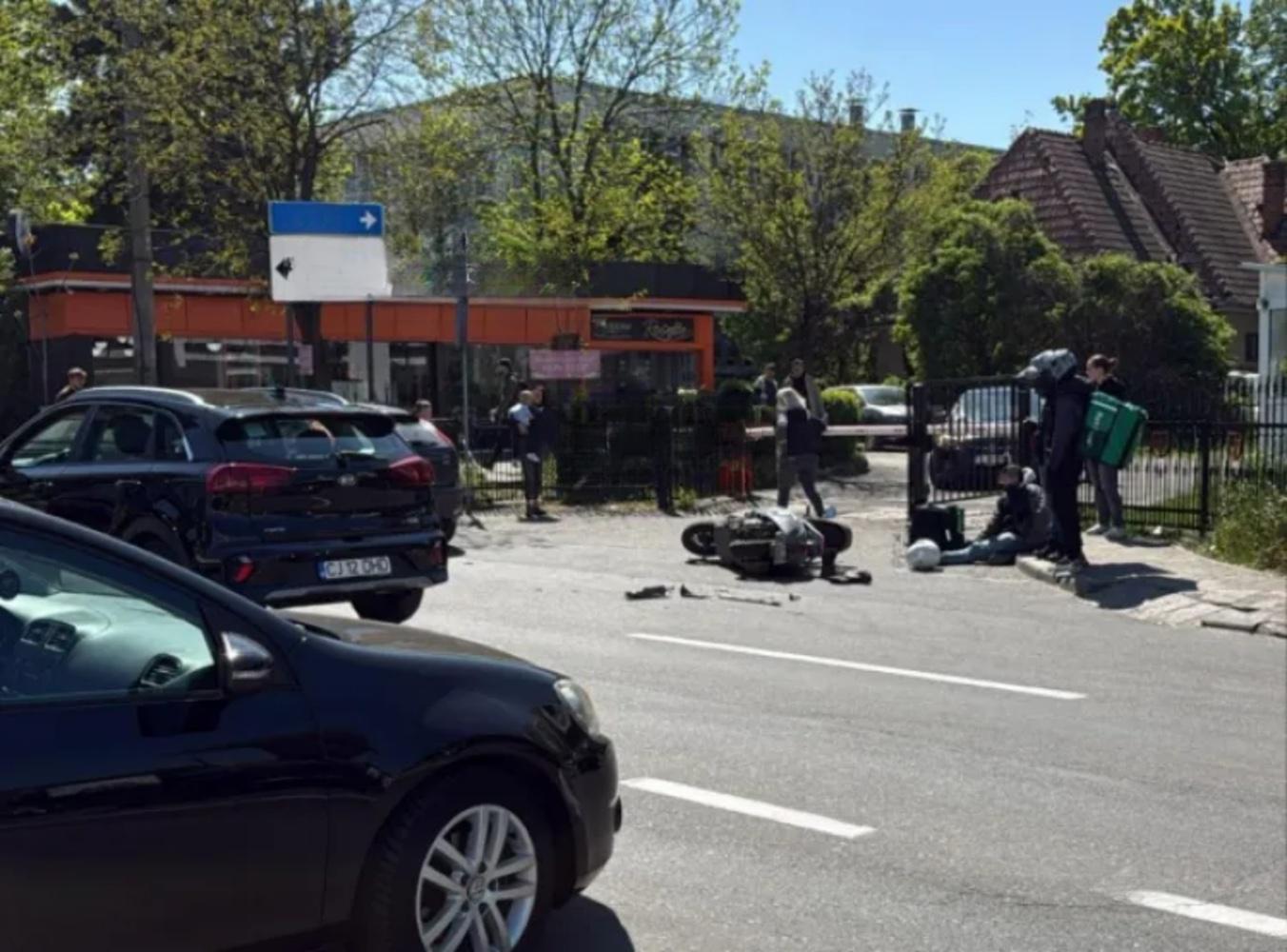 Accident pe strada Republicii din Cluj-Napoca: Un livrator pe scuter a fost lovit