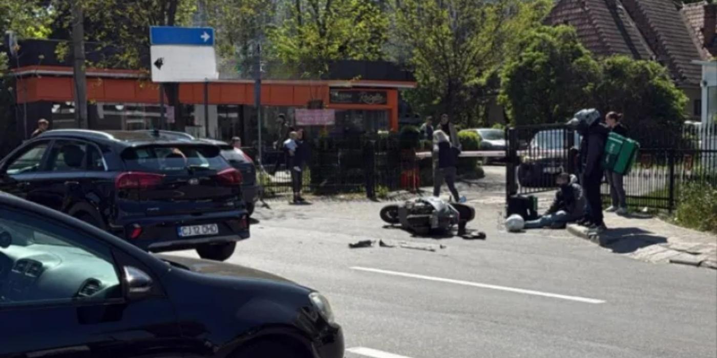 Accident pe strada Republicii din Cluj-Napoca: Un livrator pe scuter a fost lovit