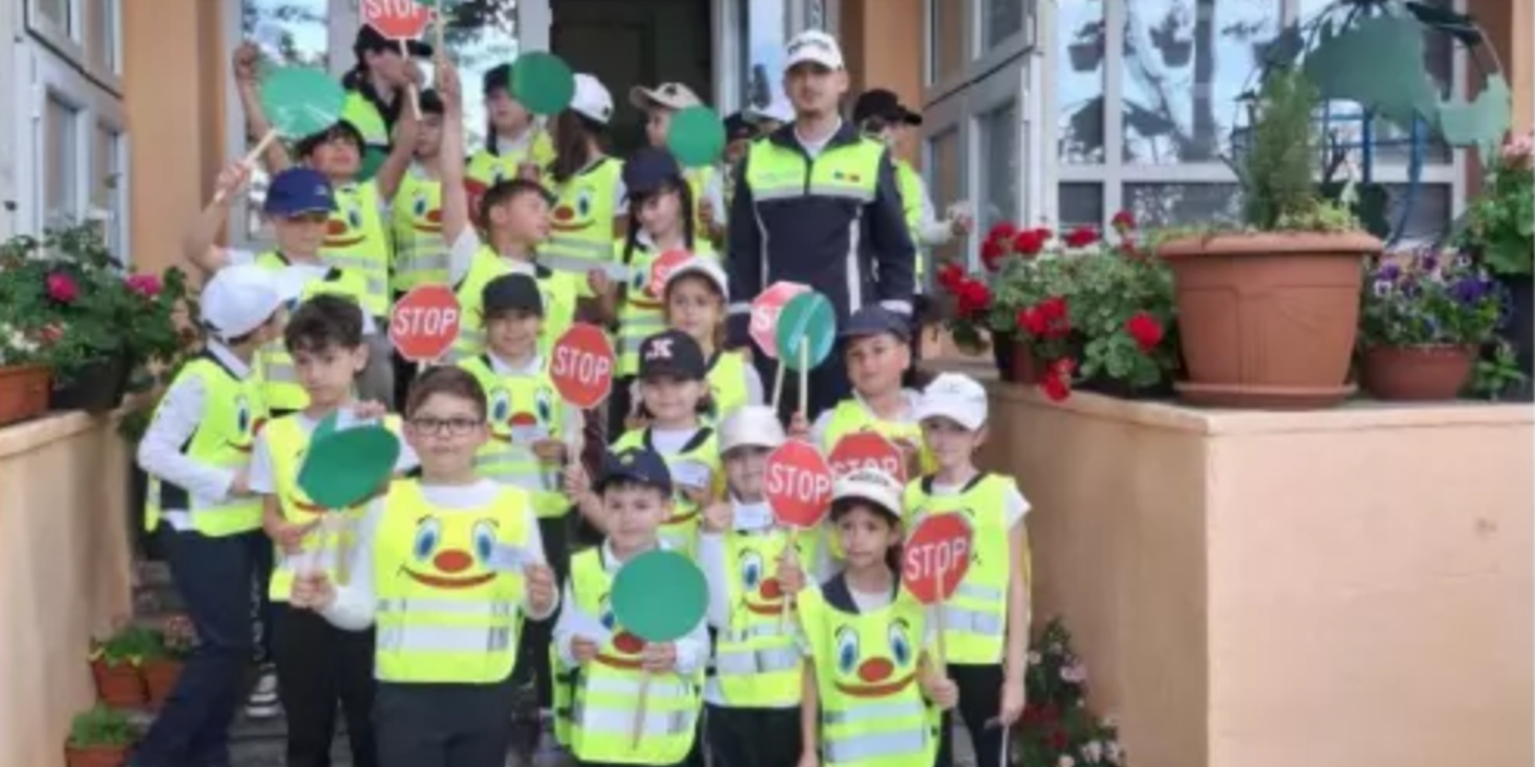 „Mici pietoni responsabili” la Năvodari: Preșcolarii au învățat regulile de circulație direct de la polițiștii rutieri