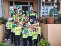 „Mici pietoni responsabili” la Năvodari: Preșcolarii au învățat regulile de circulație direct de la polițiștii rutieri