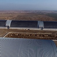 Independenţă energetică, în agricultură. Fermierul care a montat panouri fotovoltaice pe o imensă hală de ambalare legume