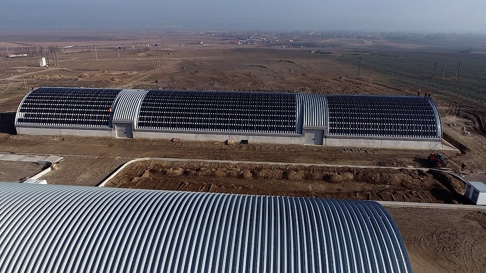 Independenţă energetică, în agricultură. Fermierul care a montat panouri fotovoltaice pe o imensă hală de ambalare legume