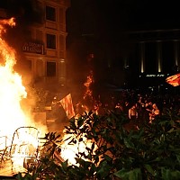 Proteste violente în Georgia. Manifestanții au încercat să intre în palatul prezidențial din Tbilisi / Forţele de ordine au ripostat cu tunuri cu apă