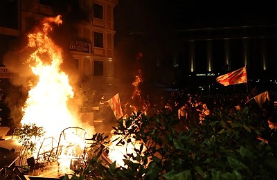 Proteste violente în Georgia. Manifestanții au încercat să intre în palatul prezidențial din Tbilisi / Forţele de ordine au ripostat cu tunuri cu apă