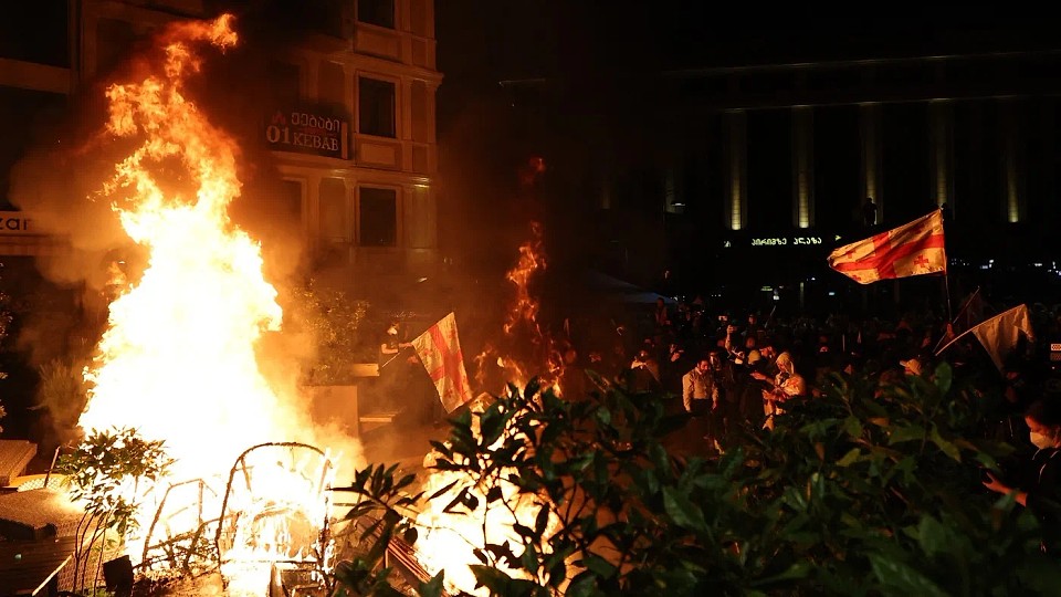 Proteste violente în Georgia. Manifestanții au încercat să intre în palatul prezidențial din Tbilisi / Forţele de ordine au ripostat cu tunuri cu apă