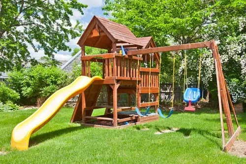 Materiale pentru un loc de joacă în curte