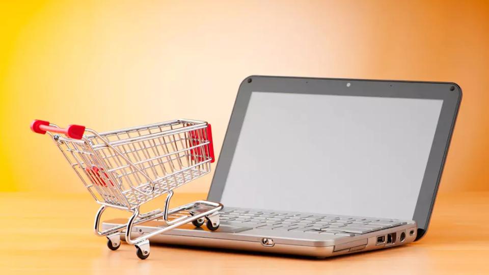 8 din 10 români sunt mai atenți la preț în acest an când fac cumpărături online