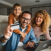 Finanțe pentru copii: Când este momentul potrivit pentru un card? Sfaturi pentru monitorizarea cheltuielilor lor