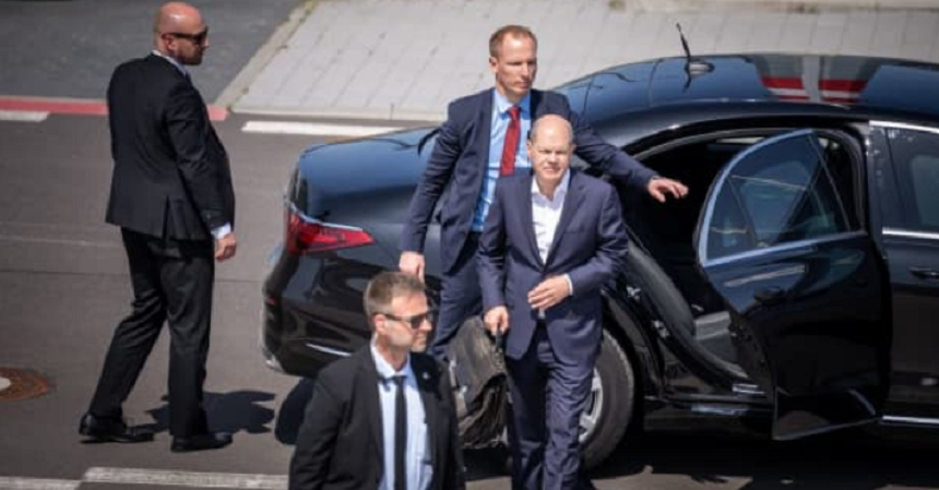 Olaf Scholz minimalizează, la Tallinn, o breşă în securitatea sa personală, după ce un bărbat l-a luat în braţe, miercuri, pe aeroportul din Frankfurt. Bărbatul era drogat, dezvăluie Der Spiegel